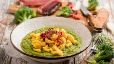 Dalla Germania: spätzle con crema di broccoli e speck Dalla Germania: spätzle con crema di broccoli e speck