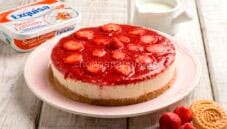 Cheesecake alle fragole e formaggio, un dolce classico