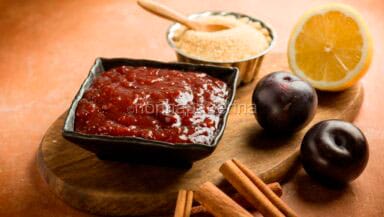 Confettura di prugne alla cannella