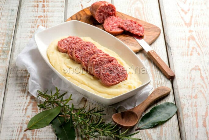 Cotechino con purè di patate: inno alla bontà a tavola Cotechino con purè di patate: inno alla bontà a tavola