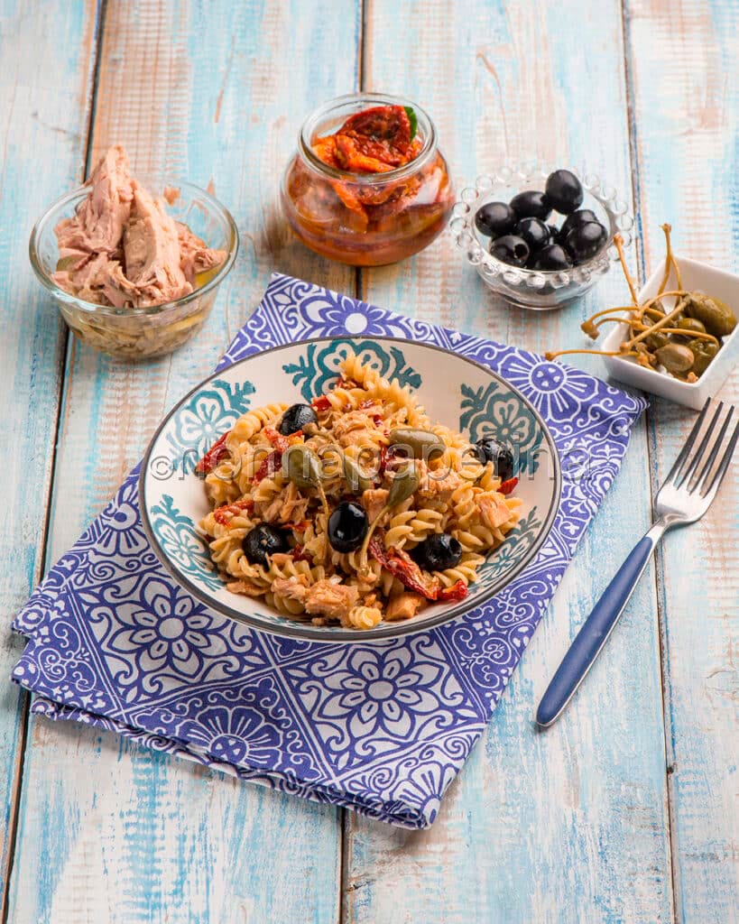 Pasta con pomodori secchi, tonno e olive Pasta con pomodori secchi, tonno e olive