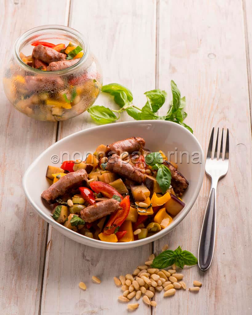 Salsiccia e caponata Salsiccia e caponata