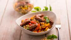 Salsiccia e caponata in vasocottura, poco calorico