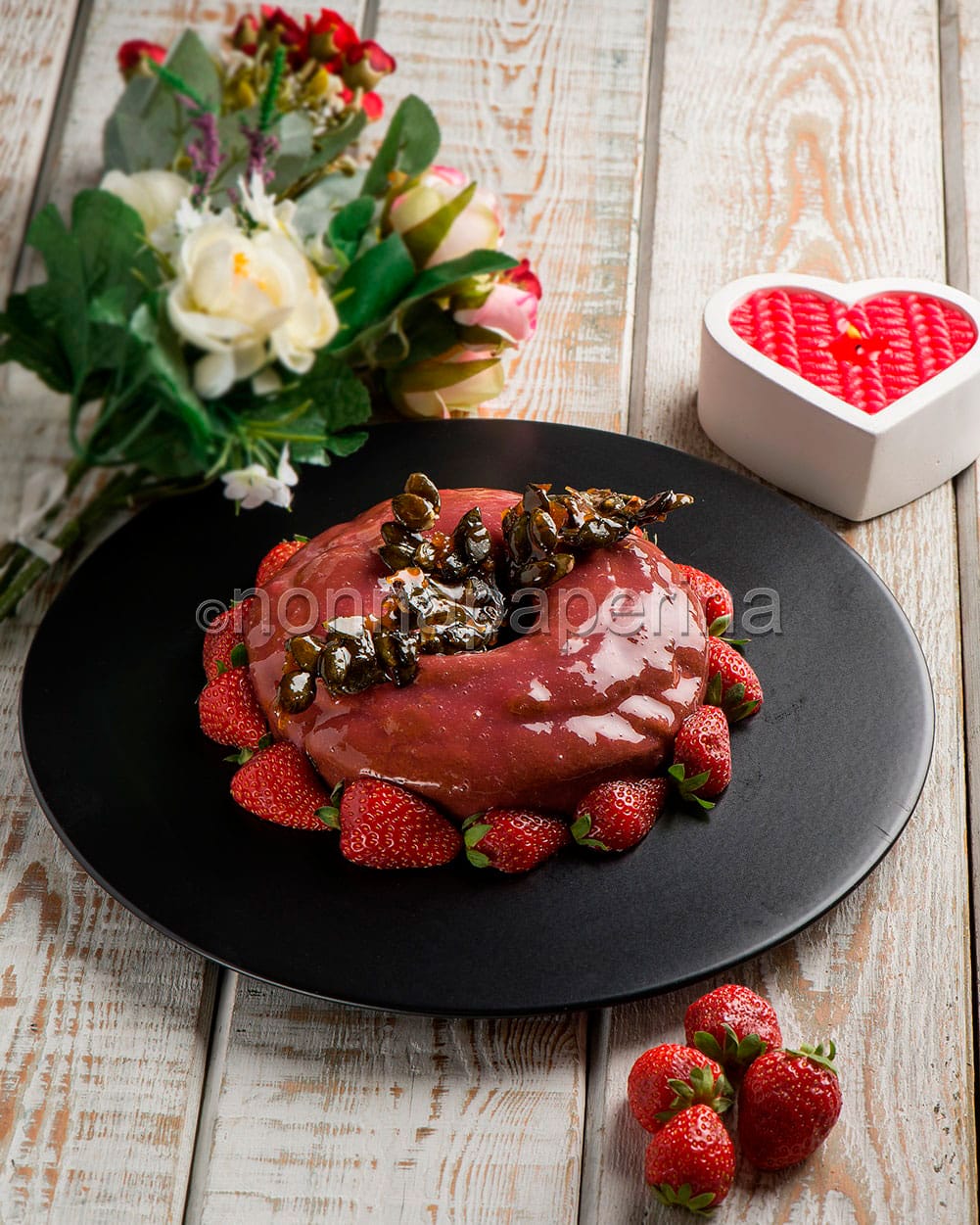 Torta al lucuma con fragole sciroppate Torta al lucuma con fragole sciroppate