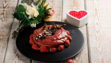 Torta al lucuma con fragole sciroppate