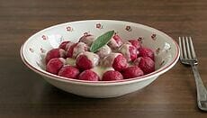 gnocchi di barbaietola in crema di formaggio