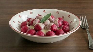 gnocchi di barbaietola in crema di formaggio