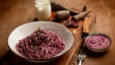 spaghetti con pesto di carote viola e pinoli