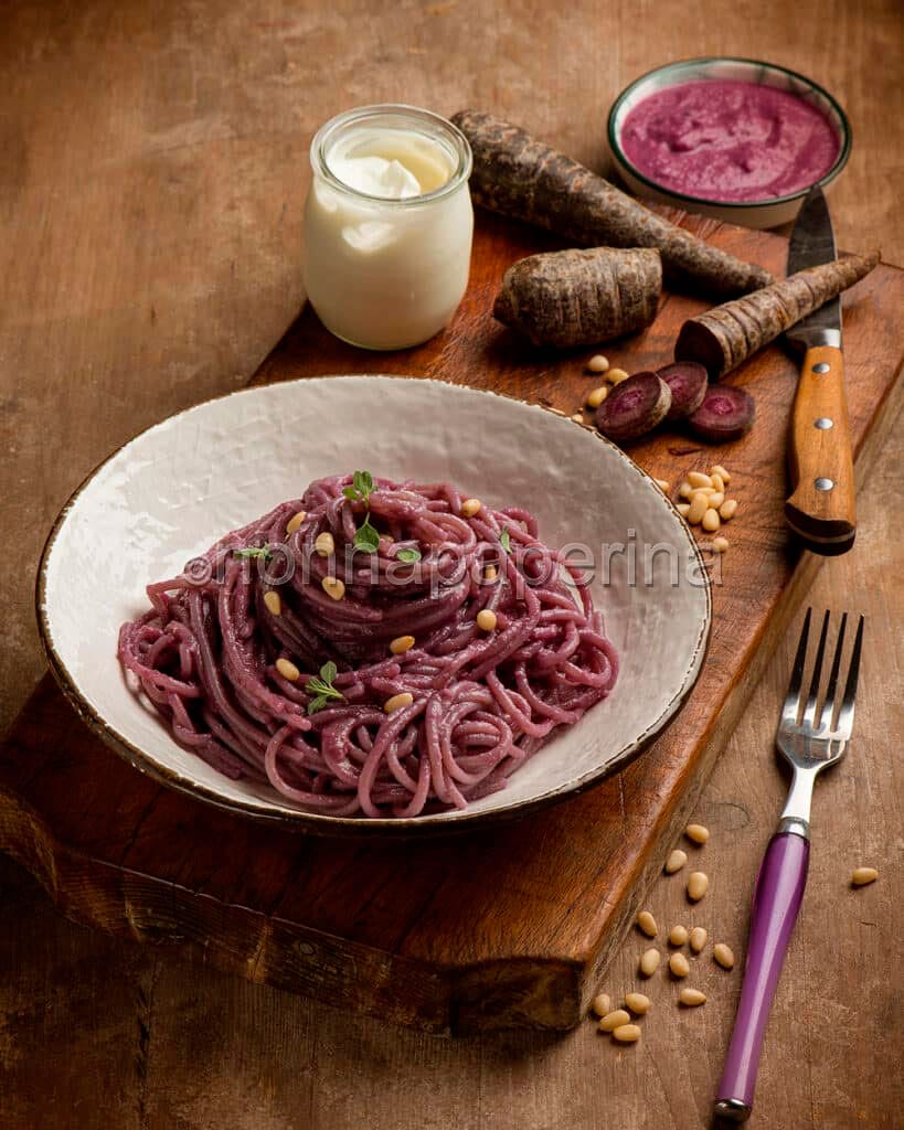 spaghetti con pesto di carote viola e pinoli