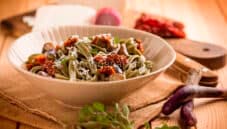 Tagliatelle con melanzane perline e ricotta: piatto sano Tagliatelle con melanzane perline e ricotta: piatto sano