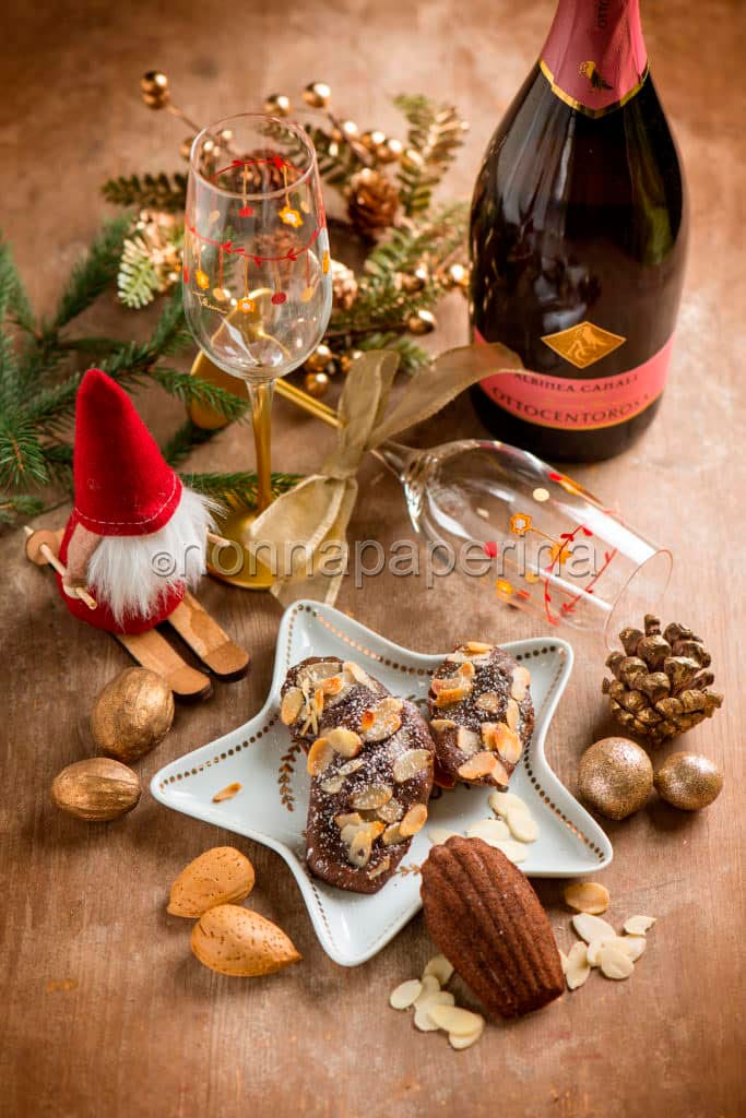MADELEINE AL RISO NERO E MANDORLE