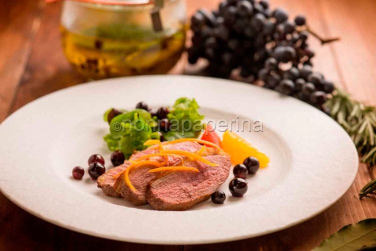 Anatra in vasocottura con misticanza, alta cucina Anatra in vasocottura con misticanza