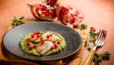 Branzino alla melagrana con crema di piselli, che delizia!