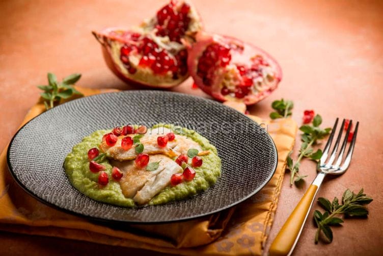 Branzino alla melagrana con crema di piselli, che delizia! Branzino alla melagrana