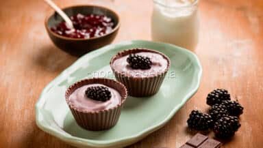 Cestini di cioccolato fondente e more