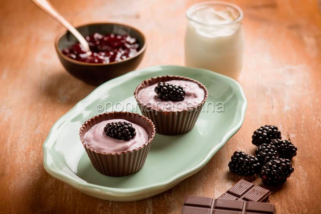 Cestini di cioccolato fondente e more