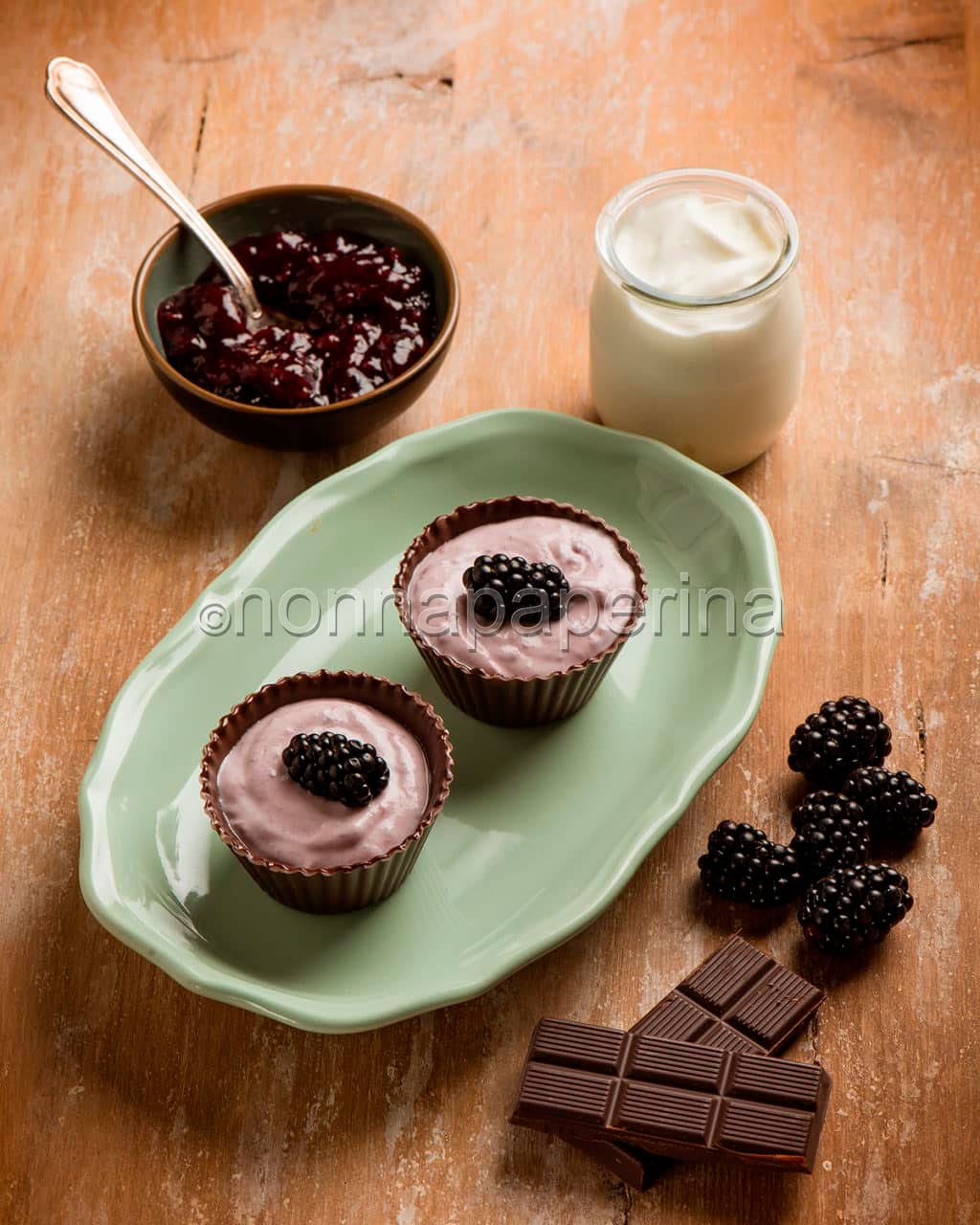 Cestini di cioccolato fondente e more