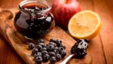 Confettura di mirtilli e mela per dessert e colazioni