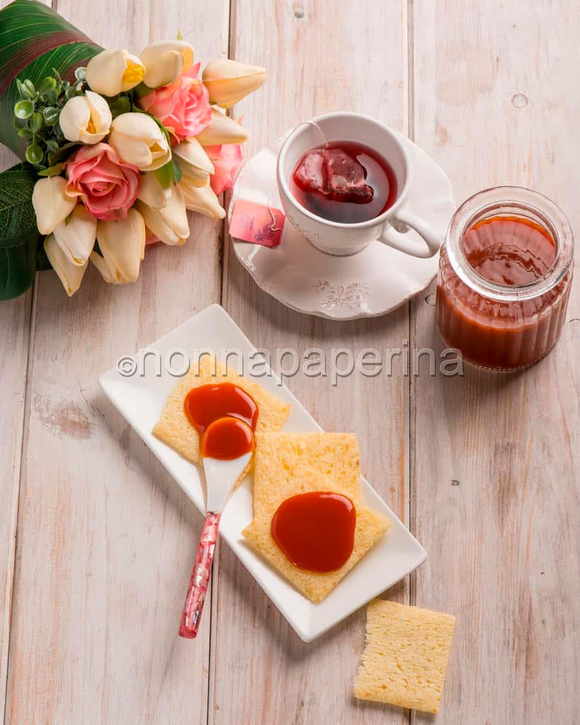 Confettura di rosa canina