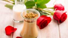 Crema alla rosa in vasocottura con crumble al pistacchio