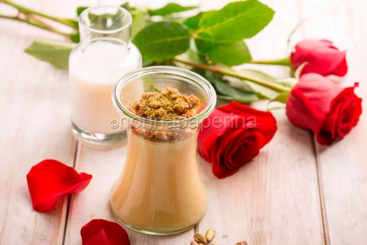 Crema alla rosa in vasocottura con crumble al pistacchio Crema alla rosa