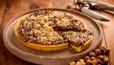 Crostata alla nutella con nocciole