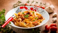 Fettuccine con funghi porcini e pomodorini, un buon classico