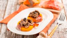 Medaglioni di zucca con speck, un antipasto semplice Medaglioni di zucca con speck, un antipasto semplice