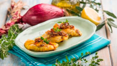 Merluzzo al forno con cipolle
