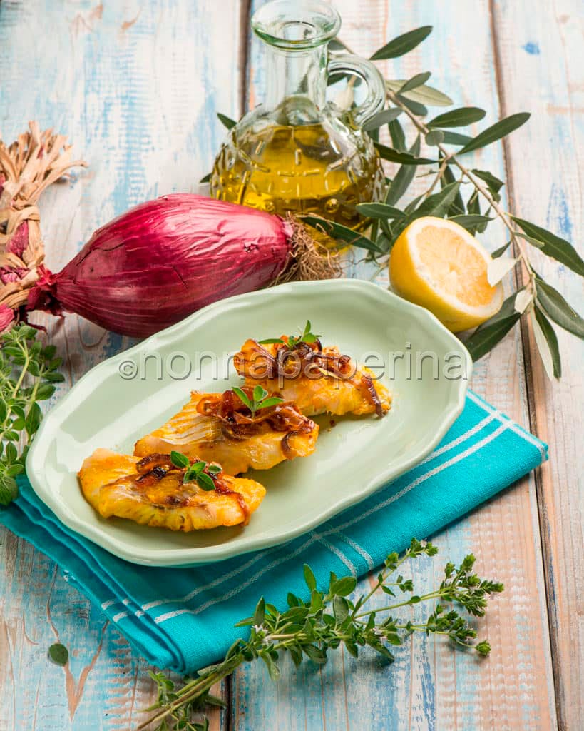 Merluzzo al forno con cipolle Merluzzo al forno con cipolle