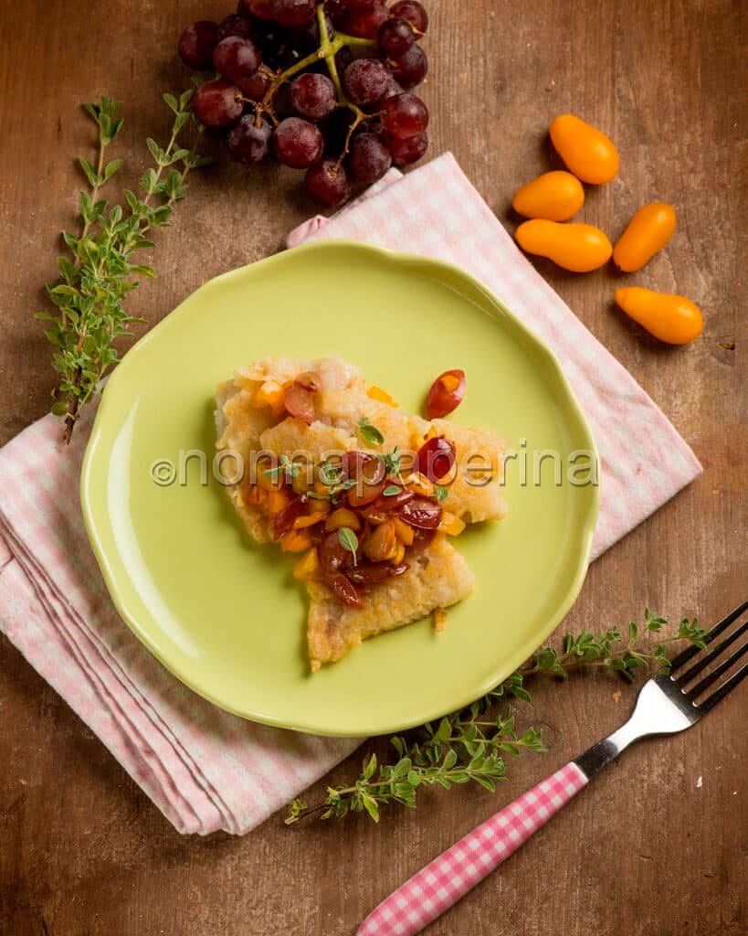 Merluzzo con uva e pomodorini
