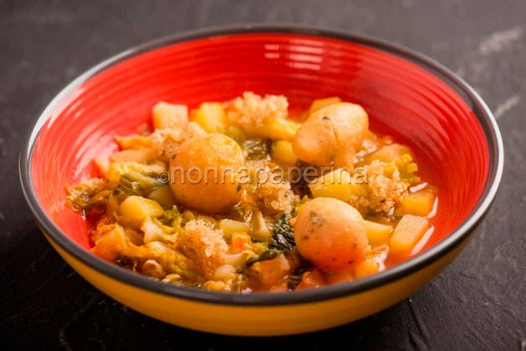 Minestra di verze con zeppole alle alghe Minestra di verze con zeppole