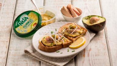 Pane tostato con hummus Noa di avocado