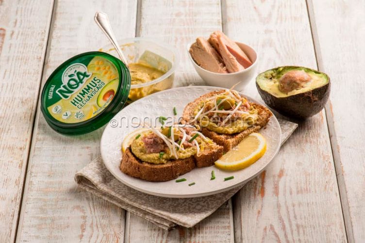 Pane tostato con hummus Noa di ceci e avocado Pane tostato con hummus Noa di avocado