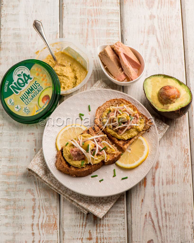 Pane tostato con hummus Noa di avocado