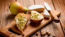 Pere con tomini e granella di pistacchi, una vera bontà Pere con tomini e granella di pistacchi, una vera bontà