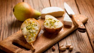 Pere con tomini e granella di pistacchi