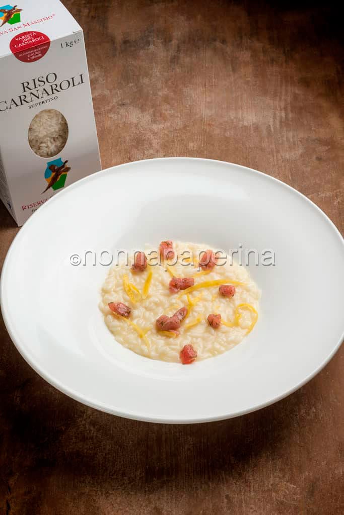 Risotto con limone e tartare di tonno nel piatto Risotto con limone e tartare di tonno