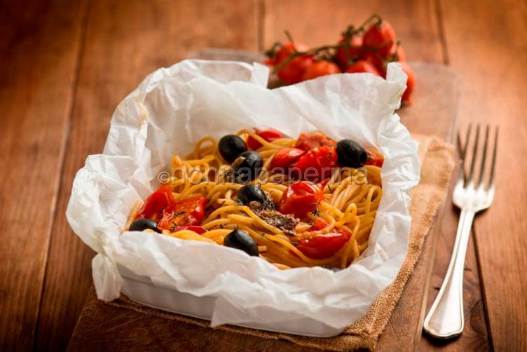 Spaghetti al cartoccio con acciughe