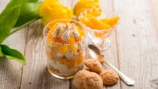 Tiramisù alle pesche sciroppate, il dolce del buonumore