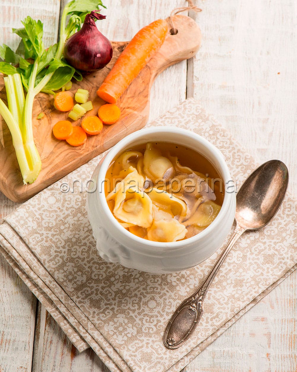 Tortellini in brodo alla bolognese Tortellini in brodo alla bolognese