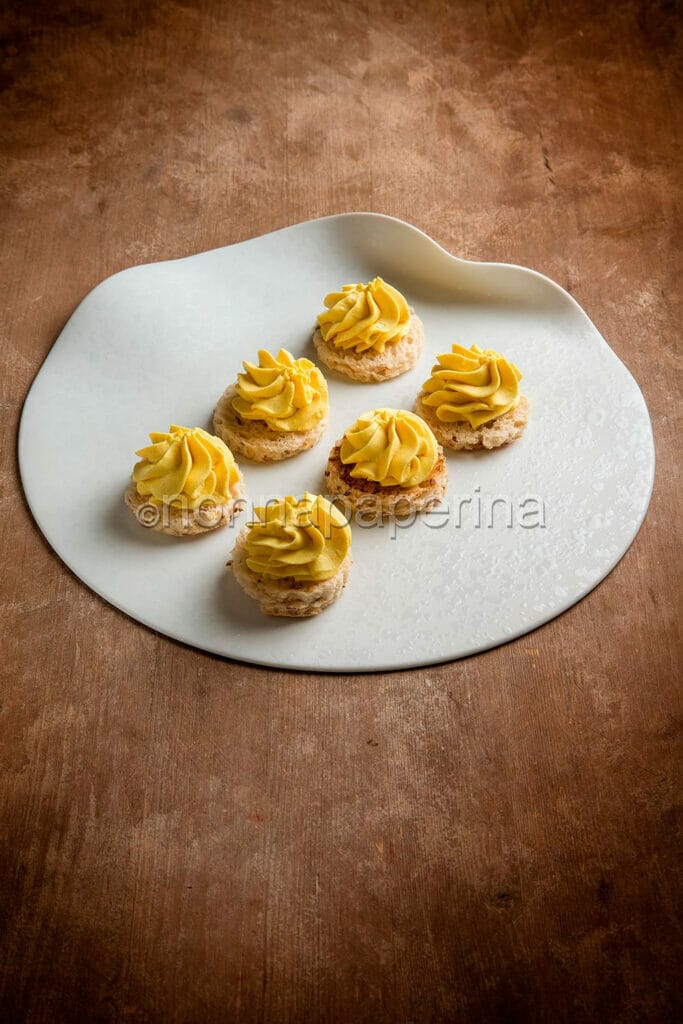 Canapè con crema di caprino e curcuma Canapè con crema di caprino e curcuma