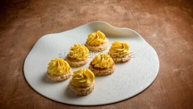 Canapè con crema di caprino e curcuma