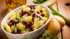 Insalata con patate e fagioli, fresca e nutriente
