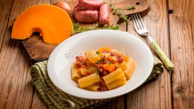 Rigatoni con zucca e salsiccia