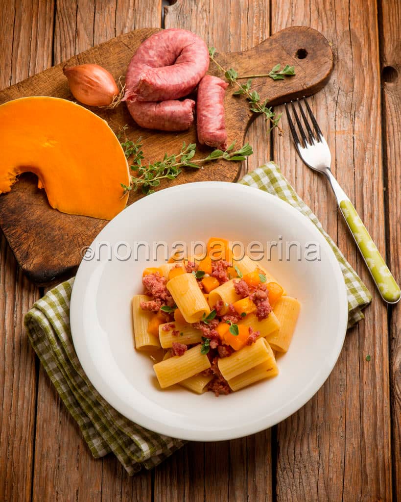 Rigatoni con zucca e salsiccia