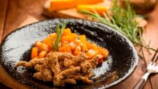 Straccetti di tacchino al sesamo e zucca, piatto aromatico