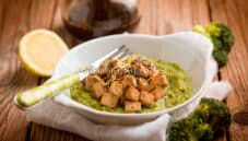 Tofu ai semi di chia su crema di broccoli, dietetica