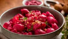 Pipe rigate al pesto di barbabietola e noci, colore e gusto