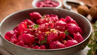 Pipe rigate al pesto di barbabietola e noci